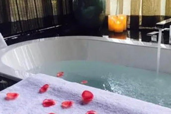 广州南沙区水疗池中的失重冥想：当身体学会漂浮